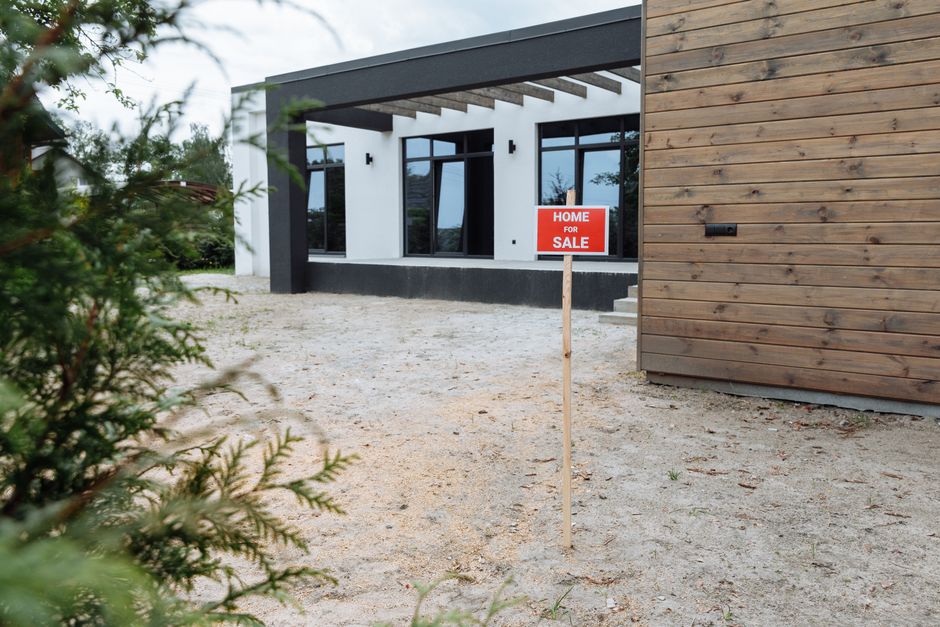 house for sale sign yard